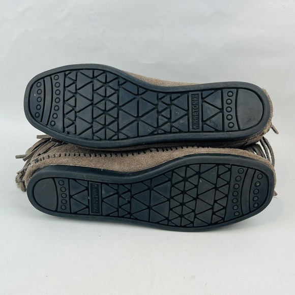 Womens 6 Minnetonka Moccasin Boots Gray Suede Fringe Back Zip High Top Medallion - Picture 7 of 8